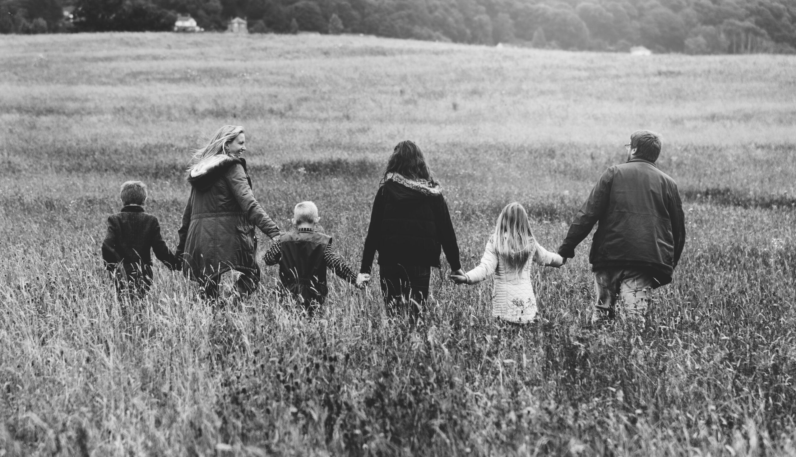 Målgruppe Family Walking Field Nature Togetherness Concept 1 Scaled